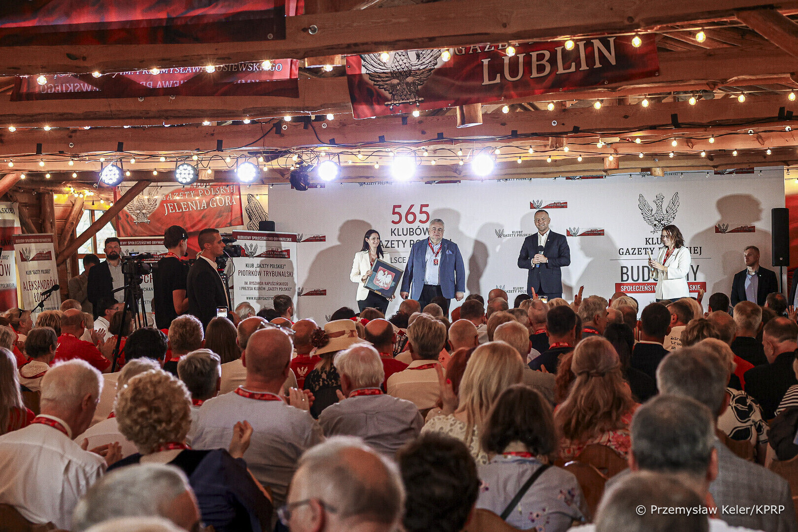Prezydent RP Karol Nawrocki w Sulejowie. Na zjeździe Klubów Gazety Polskiej pojawili się także Jarosław Kaczyński Mateusz Morawiecki i Tomasz Sakiewicz