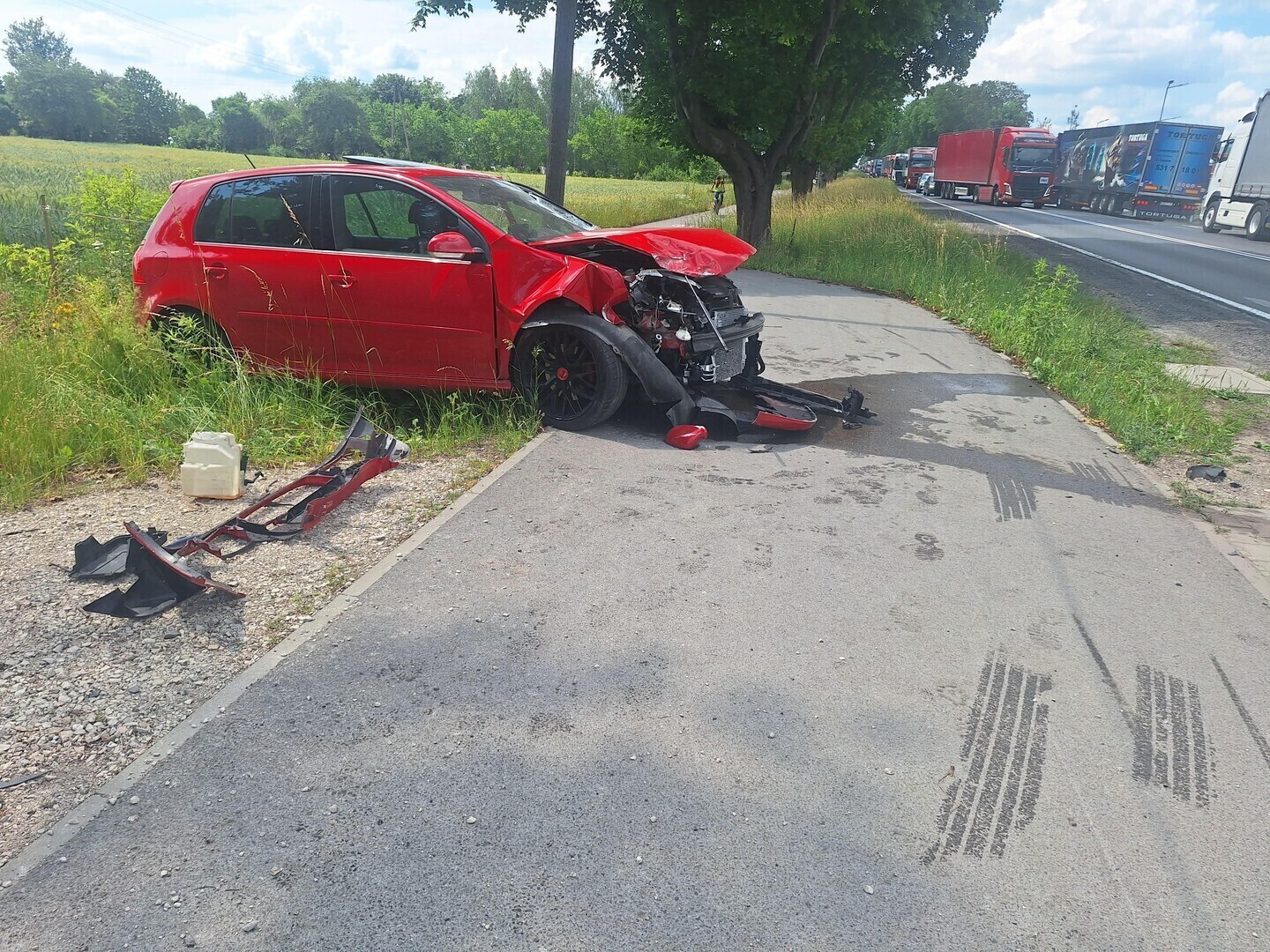 Groźny wypadek na DK12 w Korytnicy pod Piotrkowem. Czołowe zderzenie ciężarówki i osobówki uszkodzone cztery pojazdy. Droga jest zablokowana