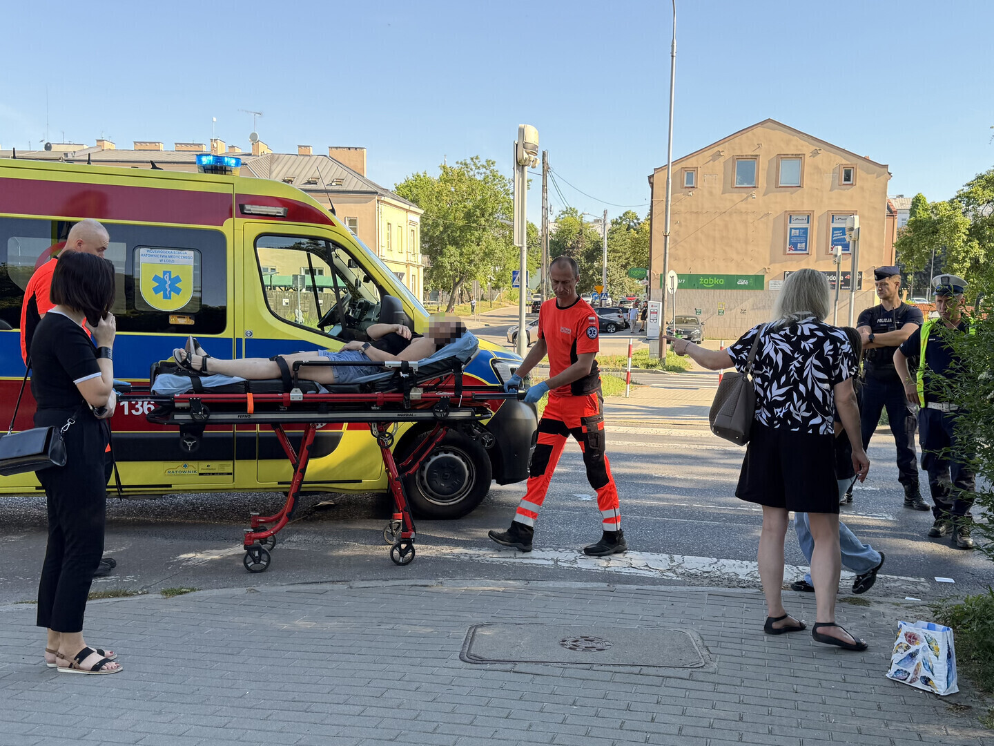 Groźny wypadek w Piotrkowie Trybunalskim. Matka prowadząca rower z 7-letnią córką została potrącona na przejściu dla pieszych w Al. Kopernika. Trafiły do szpitala