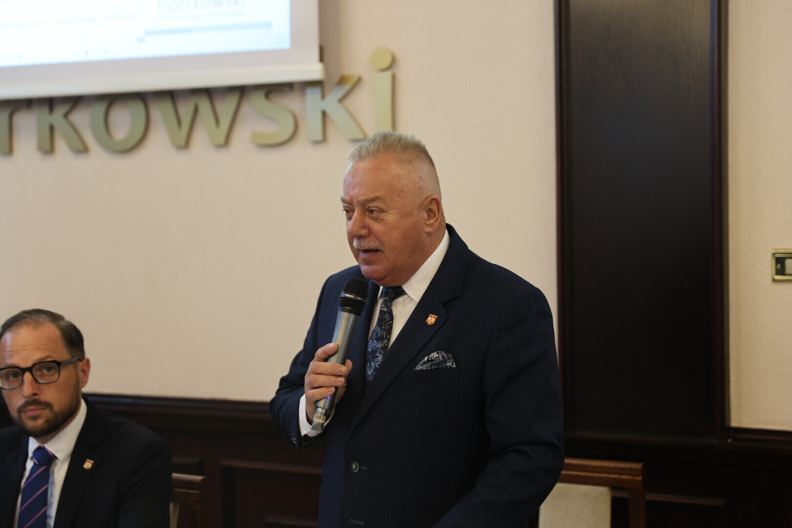 Zarząd Powiatu Piotrkowskiego z absolutorium. Burzliwa debata o drogach i długach Powiatowego Centrum Medycznego