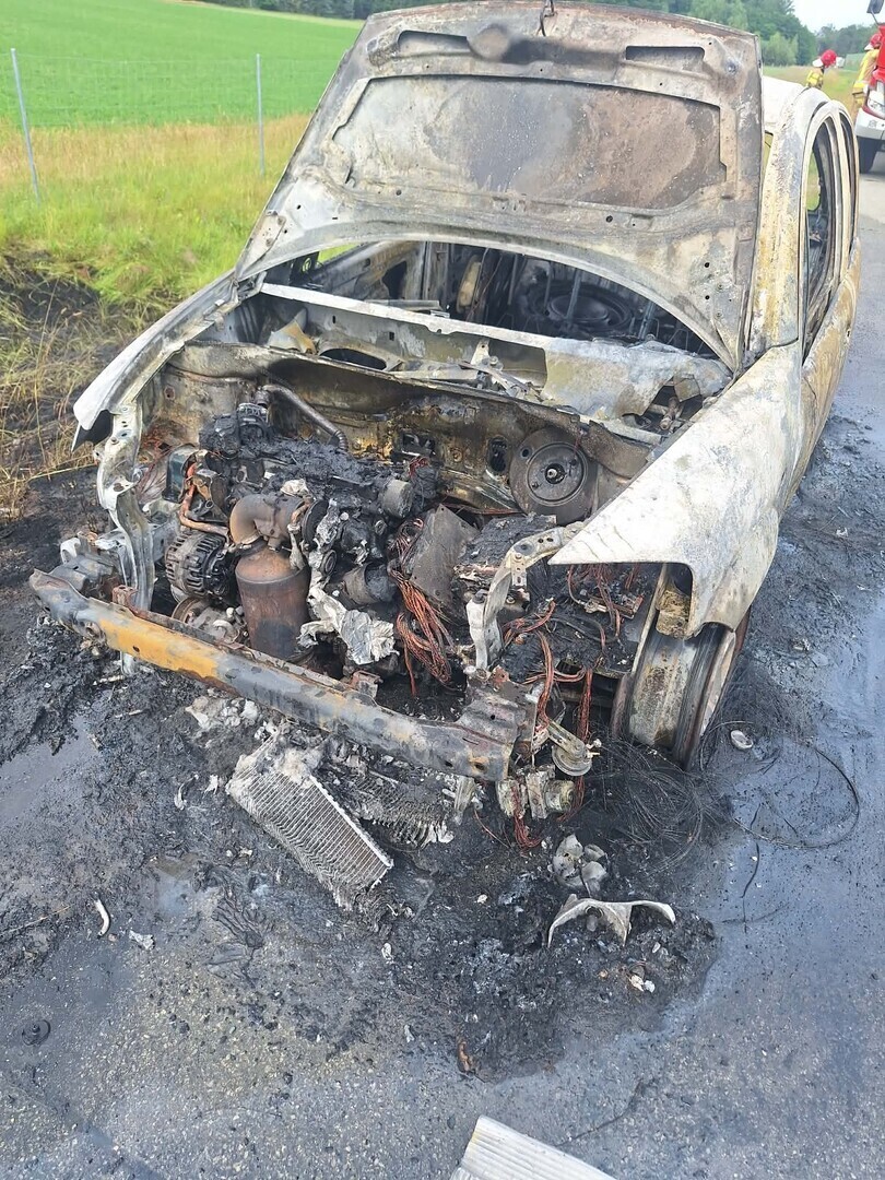 Pożar samochodu na S8 pod Piotrkowem. Citroen spłonął doszczętnie na trasie były utrudnienia
