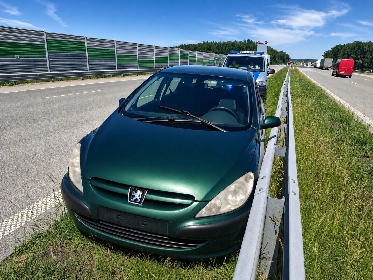 Porzucili samochód na autostradzie A1 i zniknęli. Peugeot został przy barierach. Wcześniej mieli zdjąć tureckie tablice