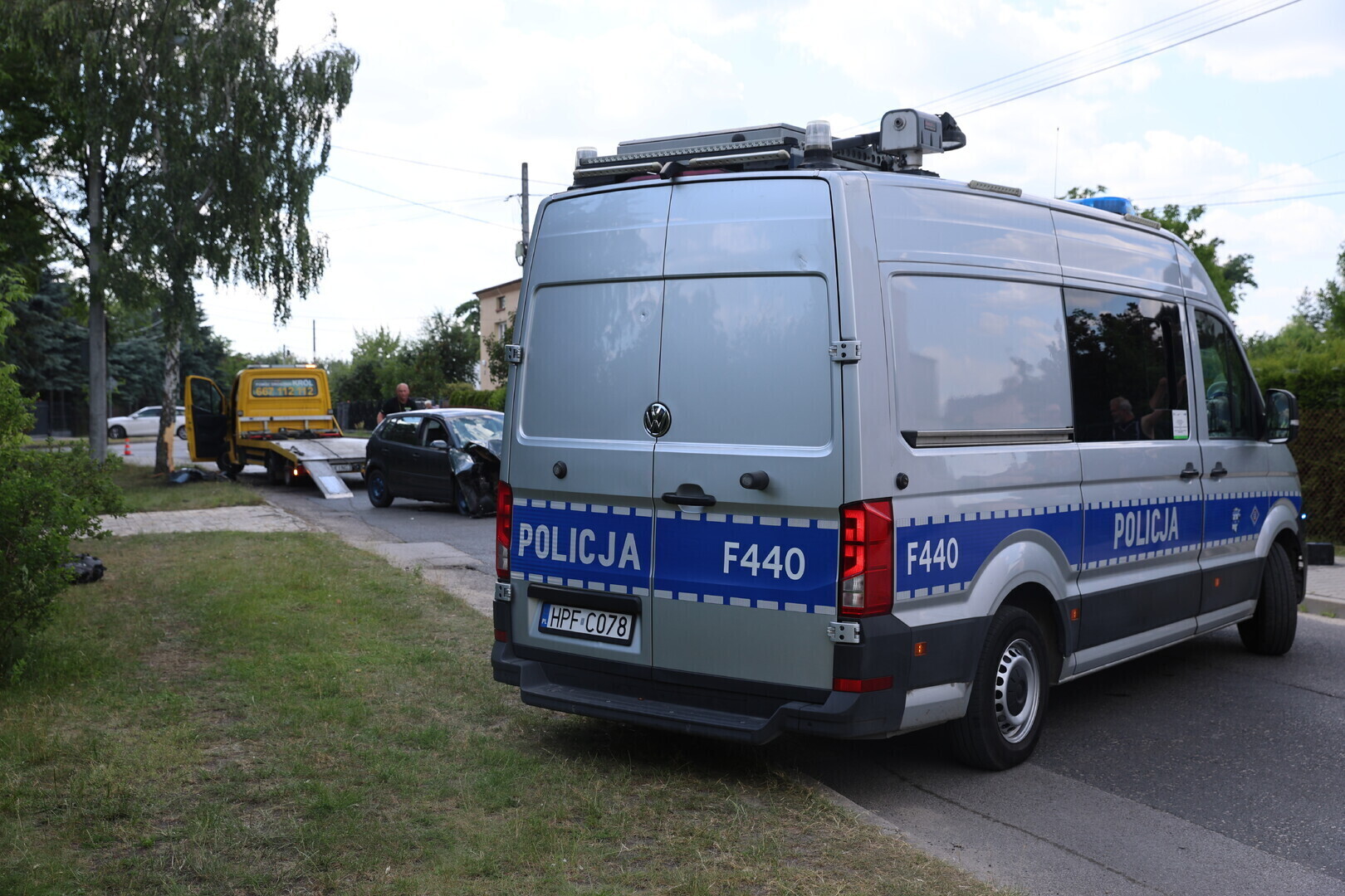 Volkswagen z impetem uderzył w drzewo w Piotrkowie. Dwie młode kobiety trafiły do szpitala. Siła uderzenia była tak duża że wypadł silnik