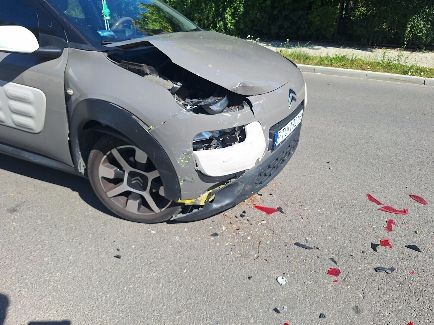 Groźnie na Belzackiej. Zasłabła za kierownicą i uderzyła w zaparkowanego Seata