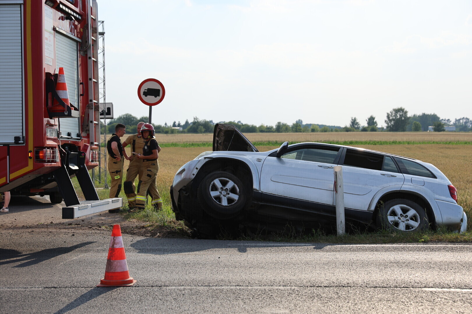 Toyota wjechała do rowu na Krakowskim Przedmieściu. Kierująca ukarana mandatem