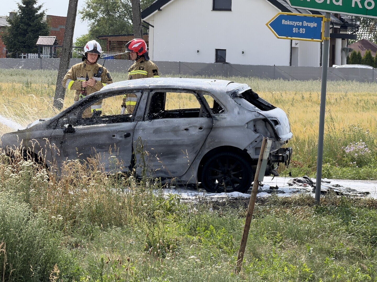 Pożar samochodu w Rokszycach pod Piotrkowem. Citroen doszczętnie spłonął