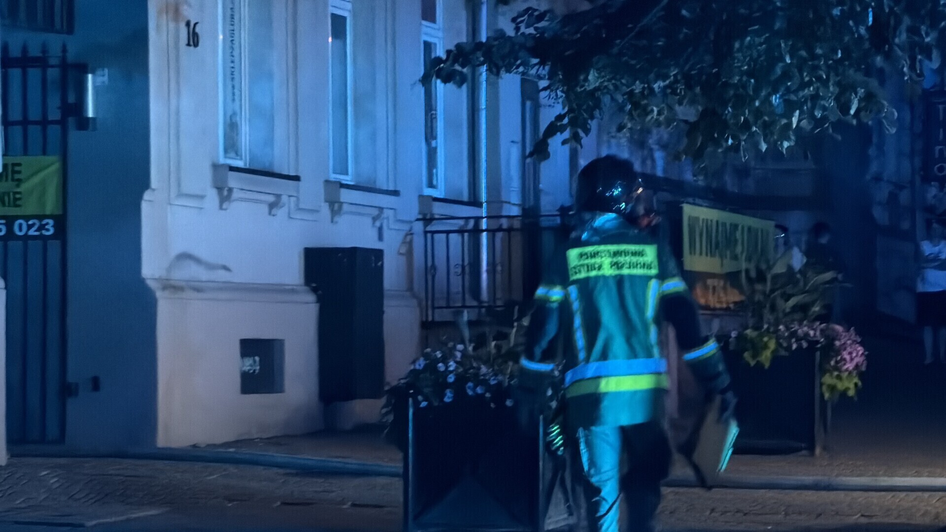 Są nowe informacje w sprawie pożaru w kamienicy przy Al. 3-Maja w Piotrkowie. Mężczyzna podpalił drzwi swojego partnera. Został zatrzymany przez policję