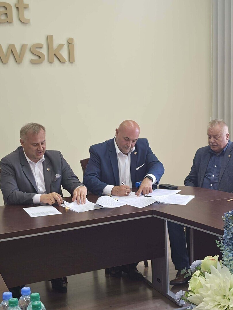 Powiat piotrkowski z dofinansowaniem na drogę MierzynAntonielów i projekty w sołectwach gmin Rozprza oraz Wola Krzysztoporska