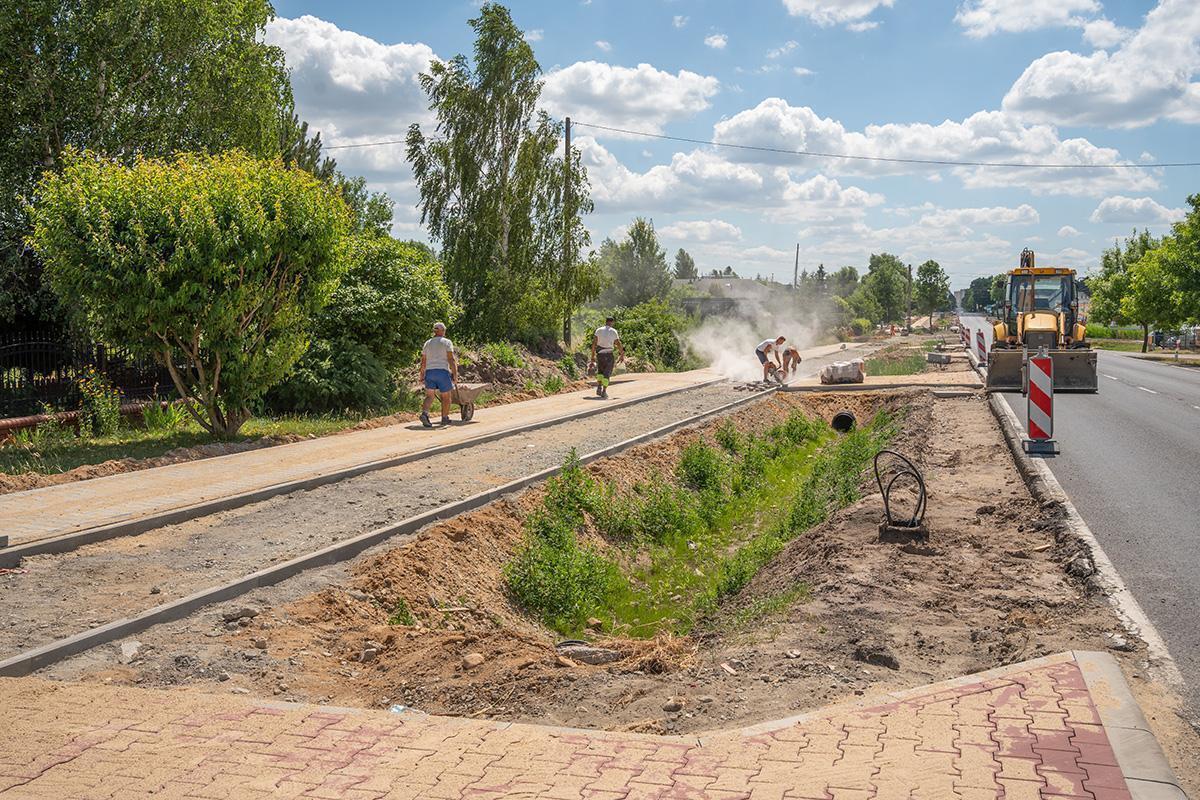 Nowa droga dla pieszych i rowerzystów na DW 476 w Bełchatowie