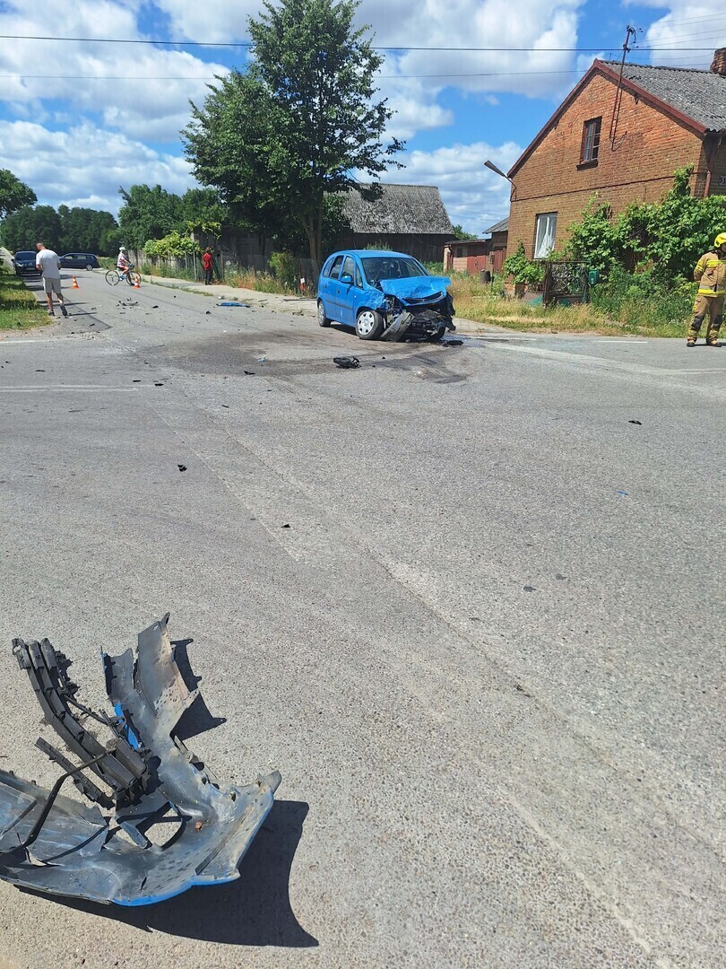 Zderzenie dwóch Opli w Grabicy. Dostawczak staranował ogrodzenie i wjechał na posesję