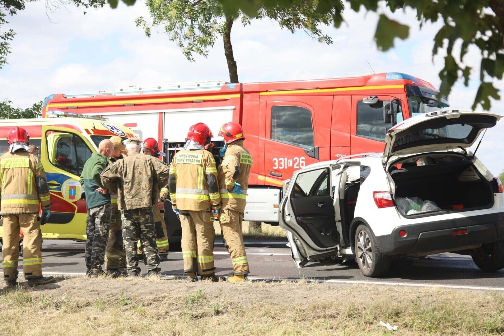 DK12 w Korytnicy zablokowana po zderzeniu dwóch samochodów. Jeden z nich dachował