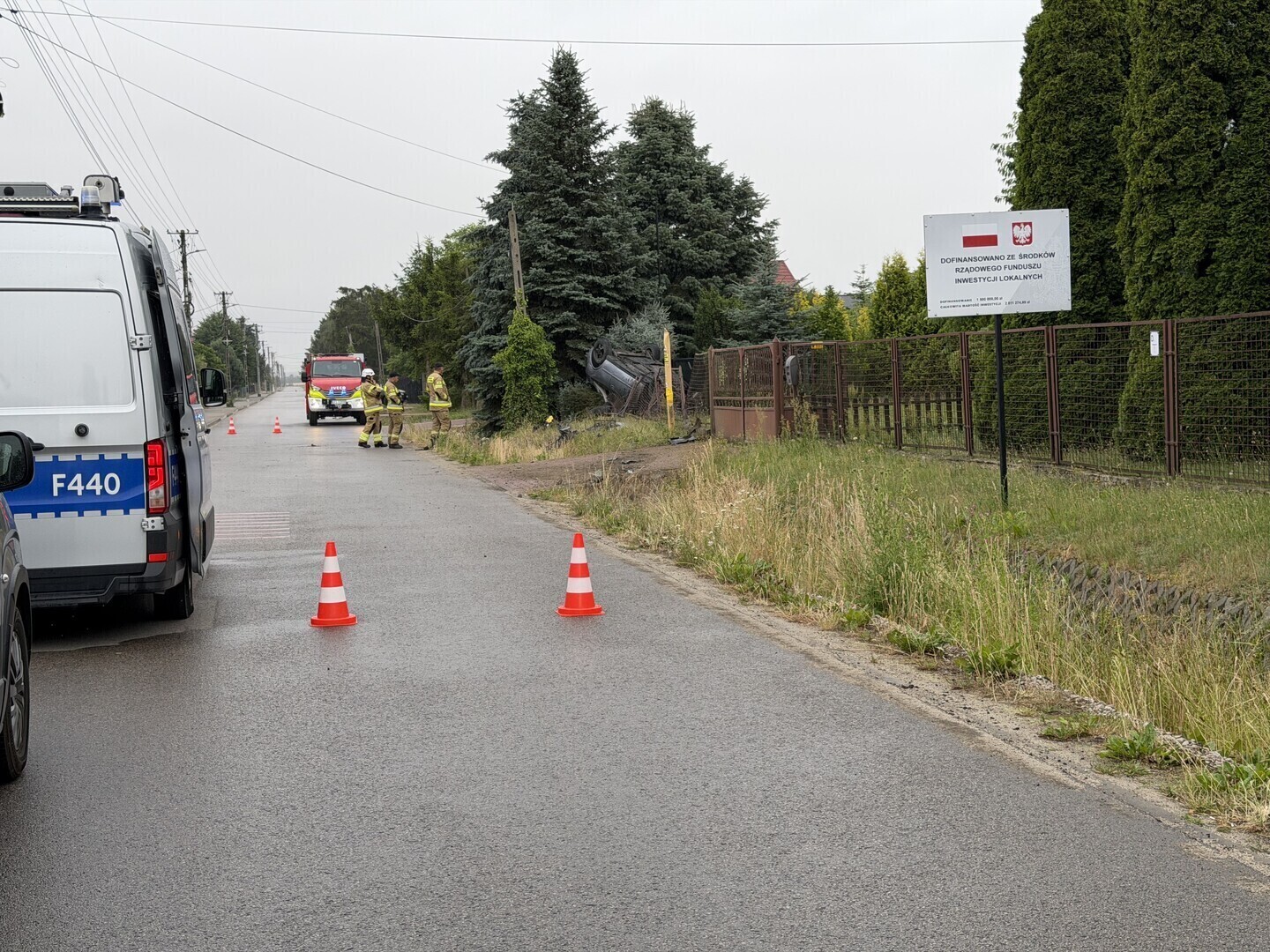 Groźnie w Longinówce w gminie Rozprza. 21-latek miał wypaść z samochodu po uderzeniu w przepust i ogrodzenie