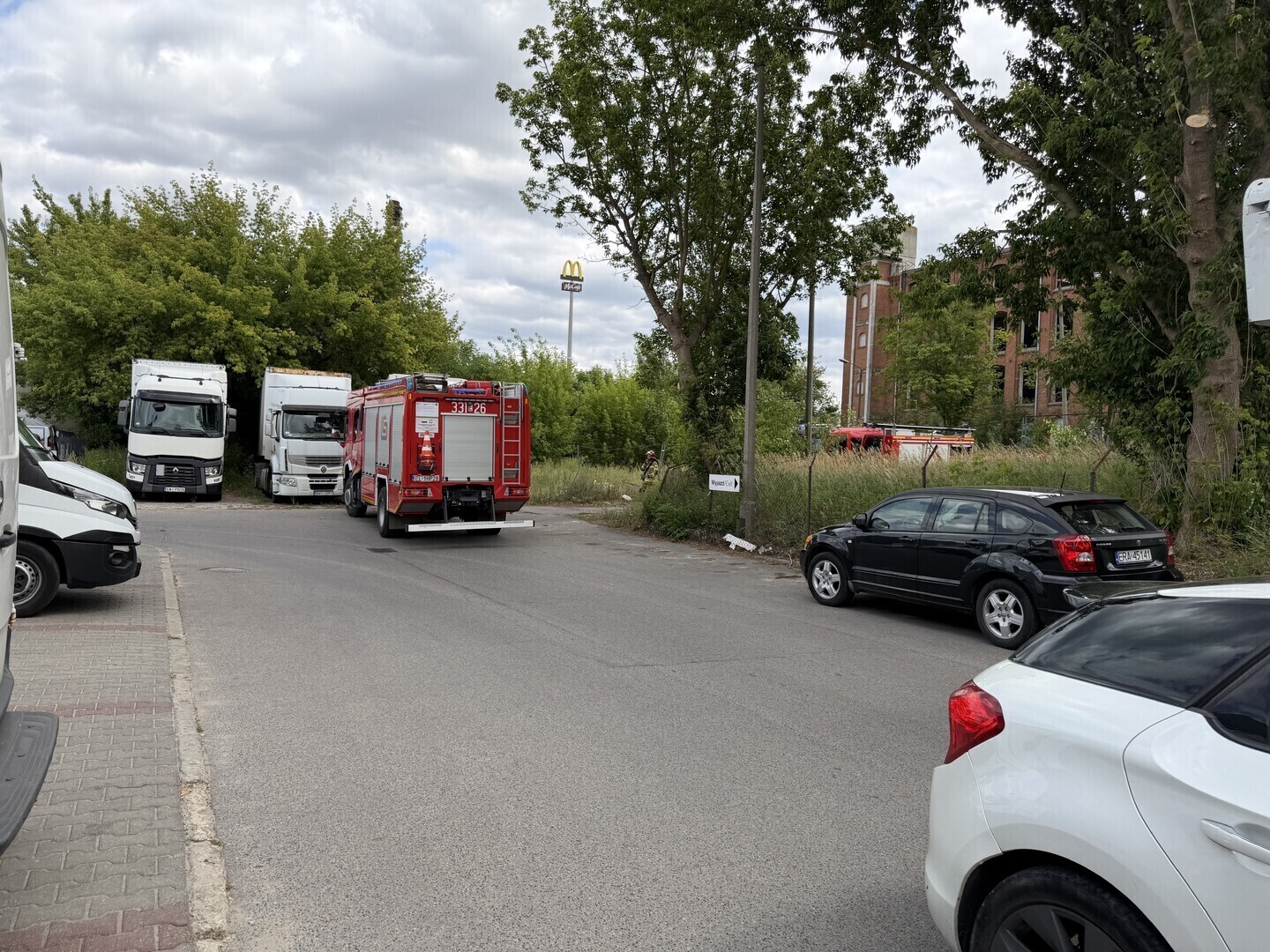 Pożar w pustostanie po dawnym Sigmatexie. Na miejscu interweniowały trzy zastępy straży pożarnej