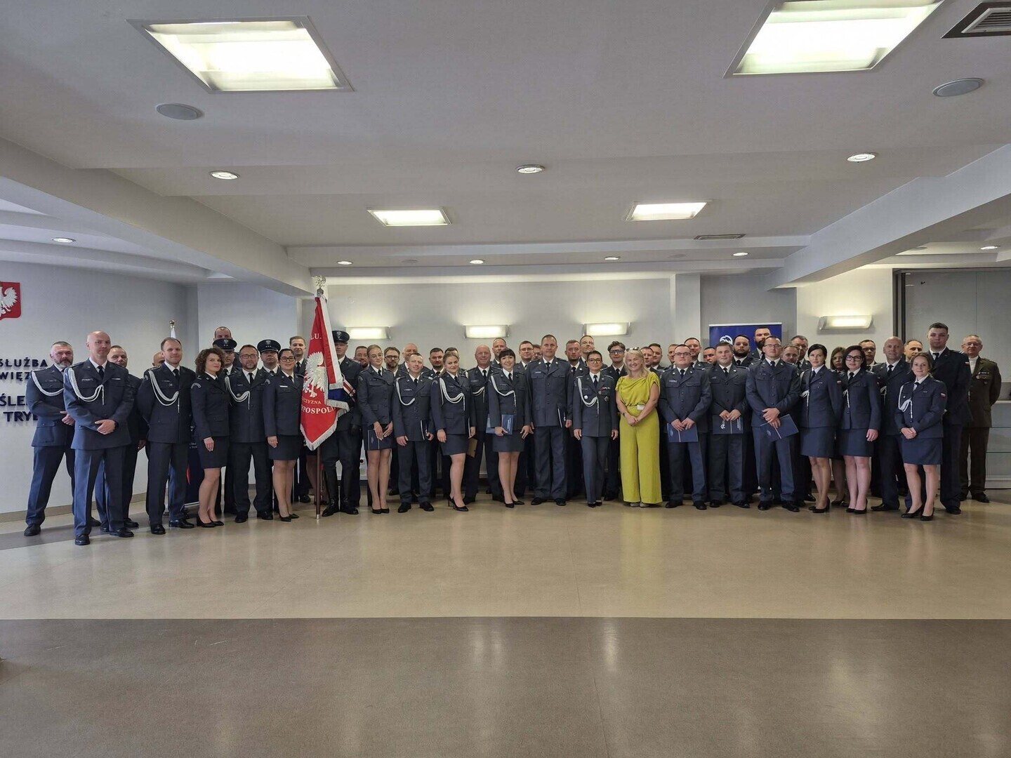 W Areszcie Śledczym w Piotrkowie Trybunalskim odbyła się uroczysta odprawa podczas której wręczono odznaczenia oraz akty nadania wyższych stopni służbowych.
