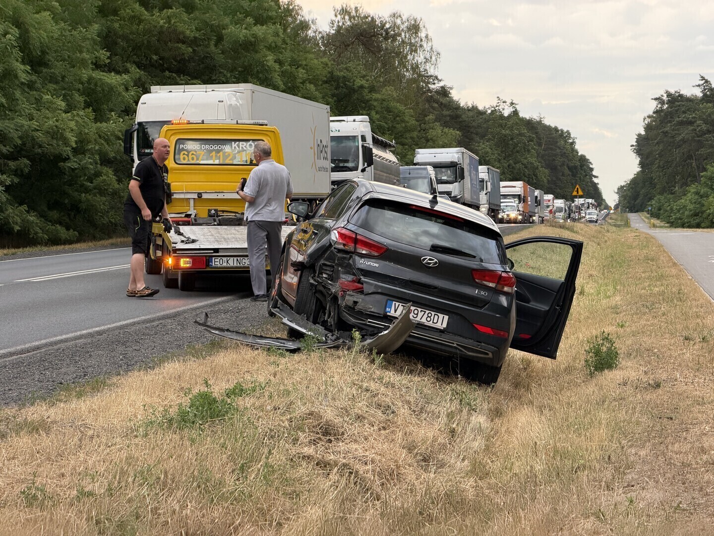 Kabriolet zderzył się z osobówką na DK 12. Pasażerką jednego z aut była zakonnica. Duże utrudnienia na trasie Piotrków - Sulejów