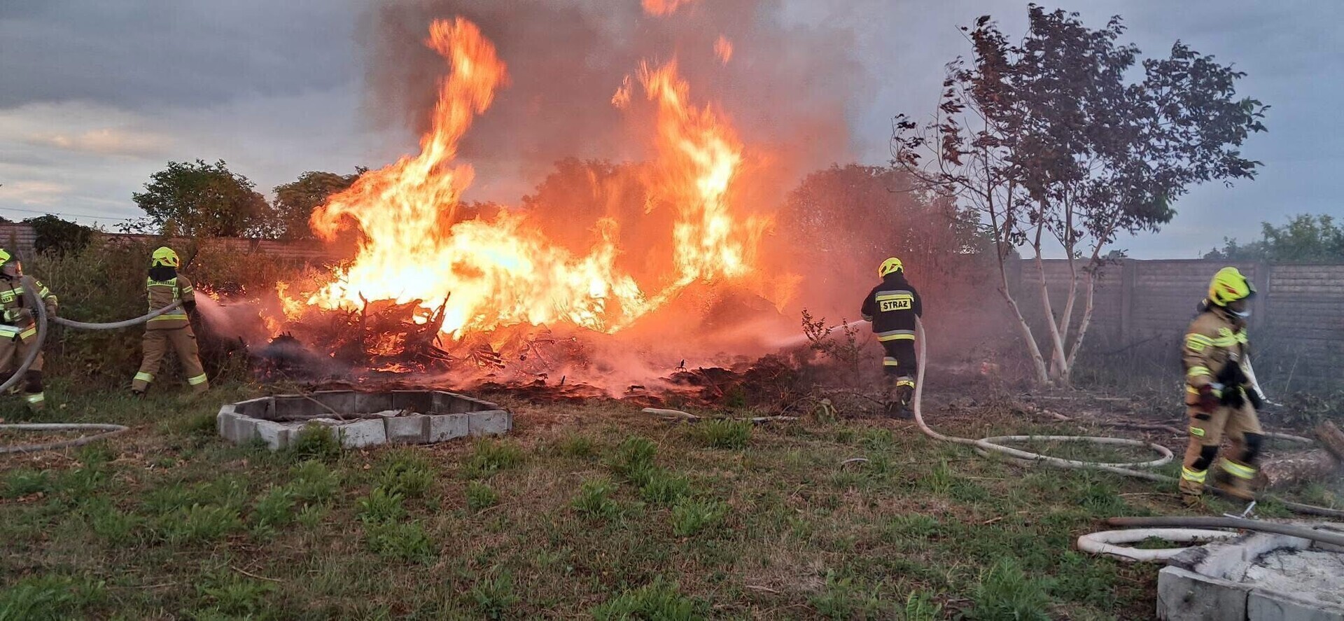 Niewiele brakowało a ogień objąłby zabudowania. Pożar składowiska gałęzi w Przygłowie. Najpierw przyznał się do winy a jak usłyszał że dostanie mandat zmienił wersję wydarzeń