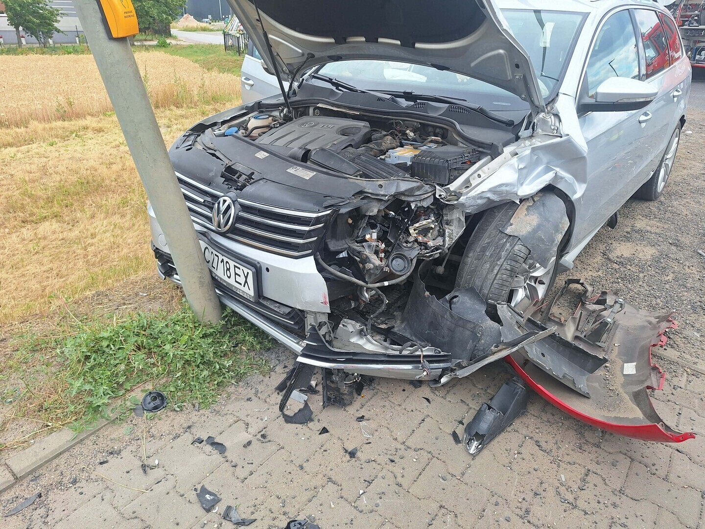 Cztery osoby w tym dziecko trafiły do szpitala po wypadku w Jarostach. Elektryczne Mitsubishi zderzyło się z Volkswagenem Passatem