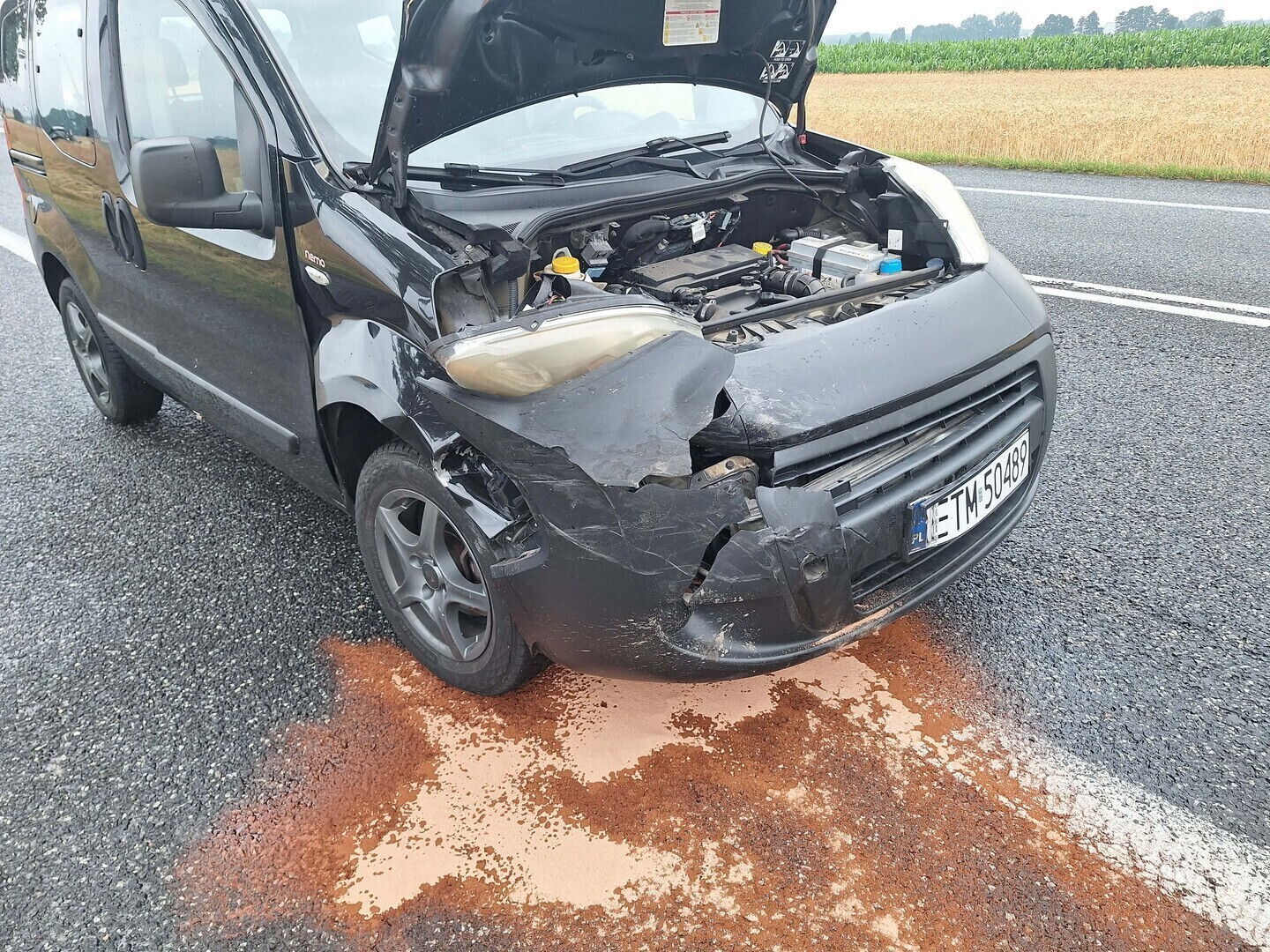 Zderzenie na drodze PiotrkówBełchatów. Opel po zderzeniu uderzył w drzewo dachował i wylądował w polu