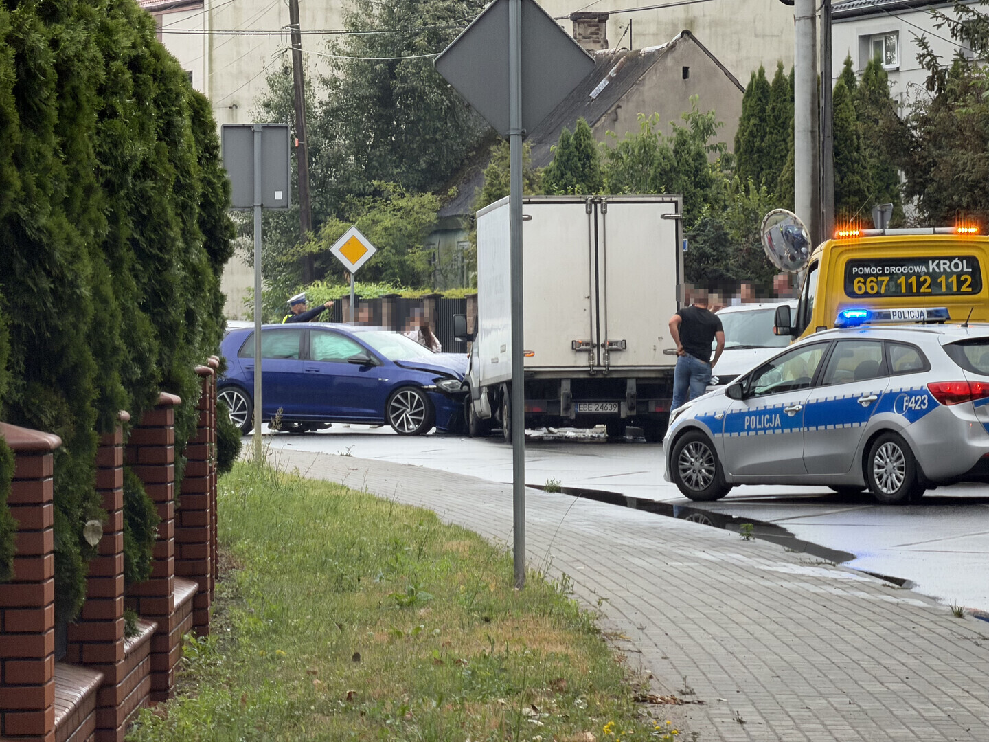 Trzy samochody zderzyły się na skrzyżowaniu w Siomkach. Droga była całkowicie zablokowana