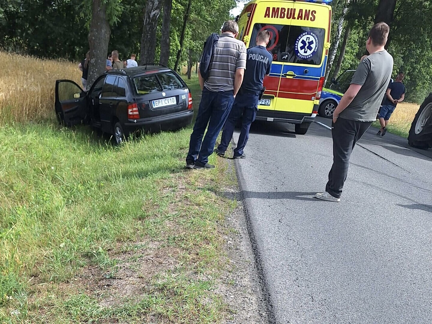 Wypadek z udziałem osobowej kody i traktora w Łęcznie pod Piotrkowem. Dwie osoby trafiły do szpitala. DW742 zablokowana