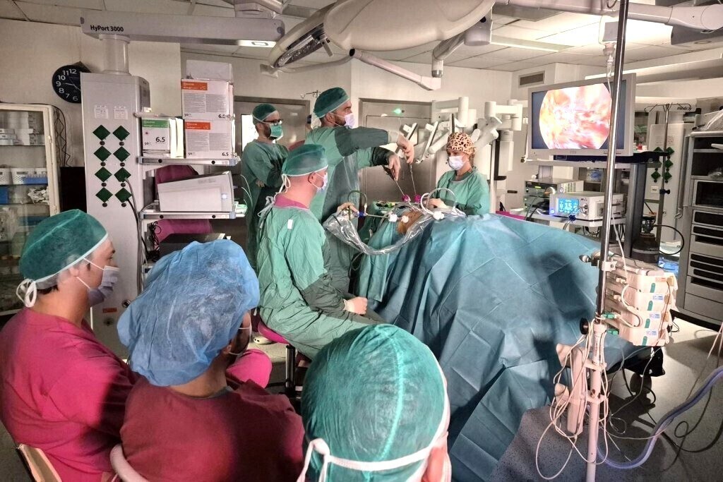 Lekarz z Bełchatowa w czołówce chirurgii robotowej w Polsce. Szpital liderem w województwie łódzkim