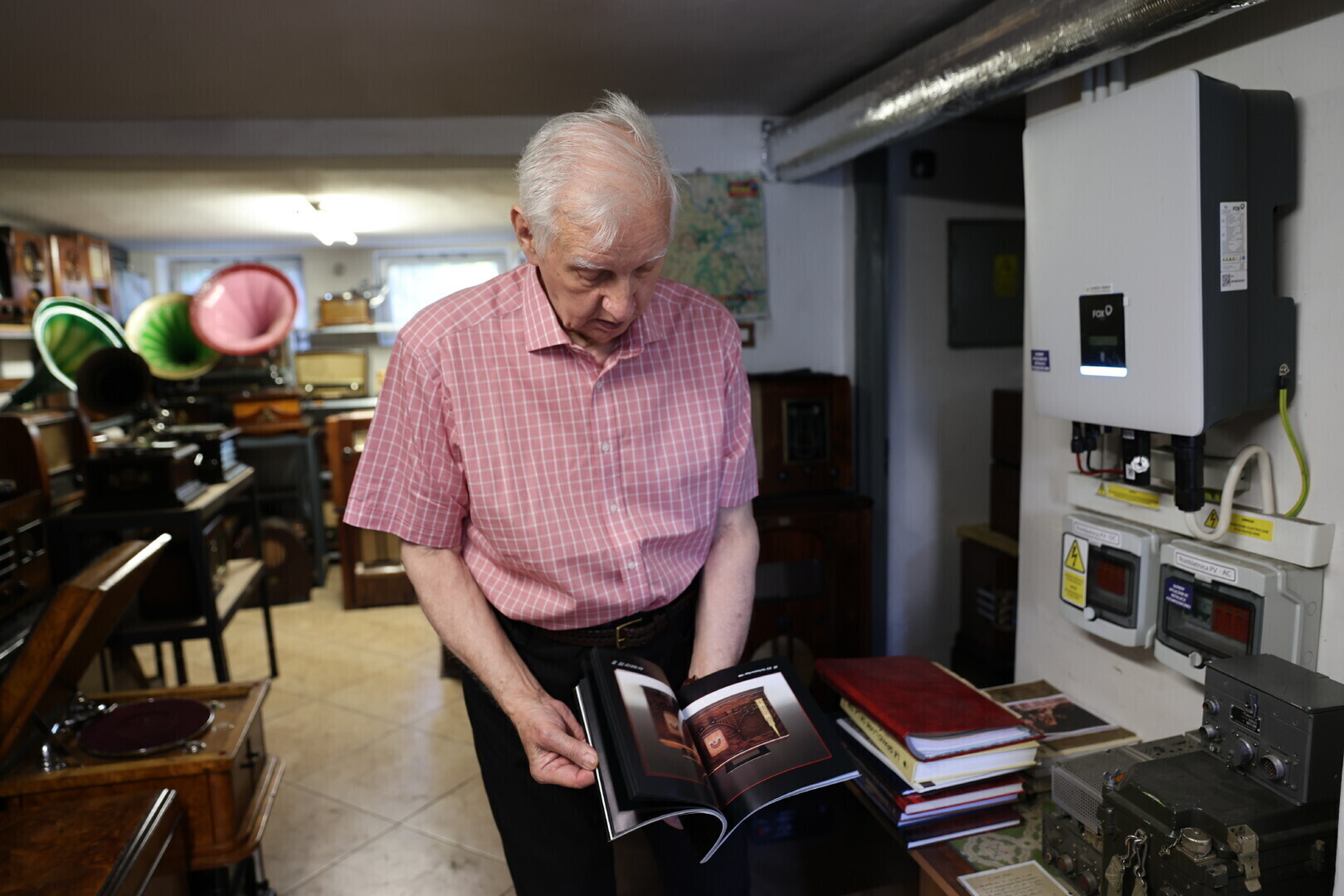 Kazimierz Wężyk z Piotrkowa od ponad 60 lat ratuje zabytkowe radioodbiorniki. Część kolekcji można zobaczyć w Mediatece