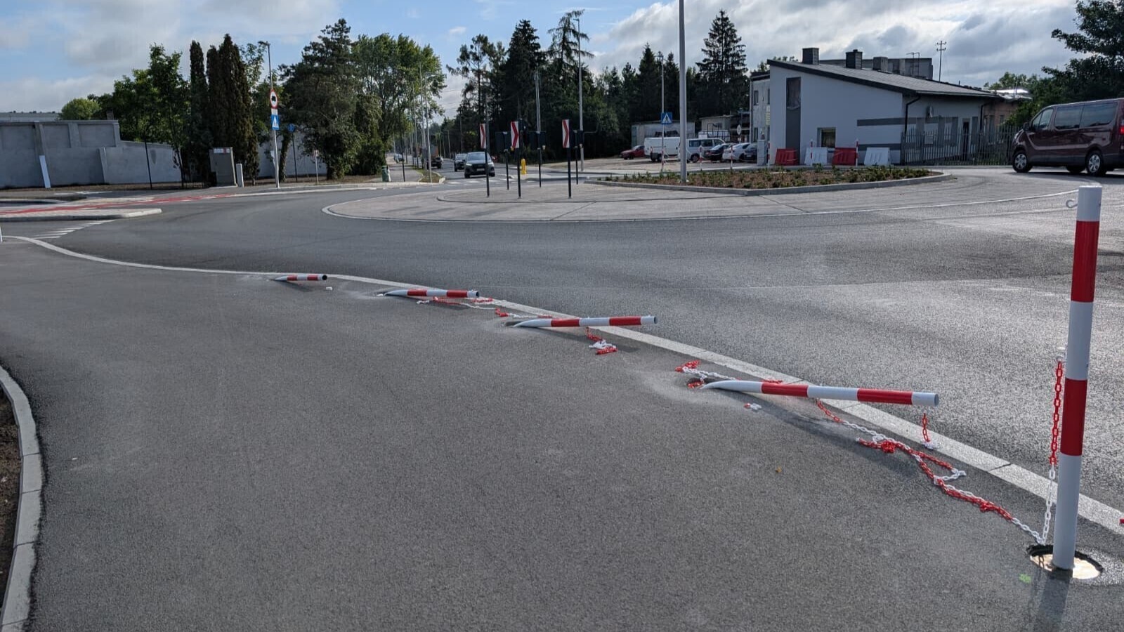 Połamane słupki na nowym rondzie w Piotrkowie. Remont jeszcze trwa a już doszło do zniszczeń