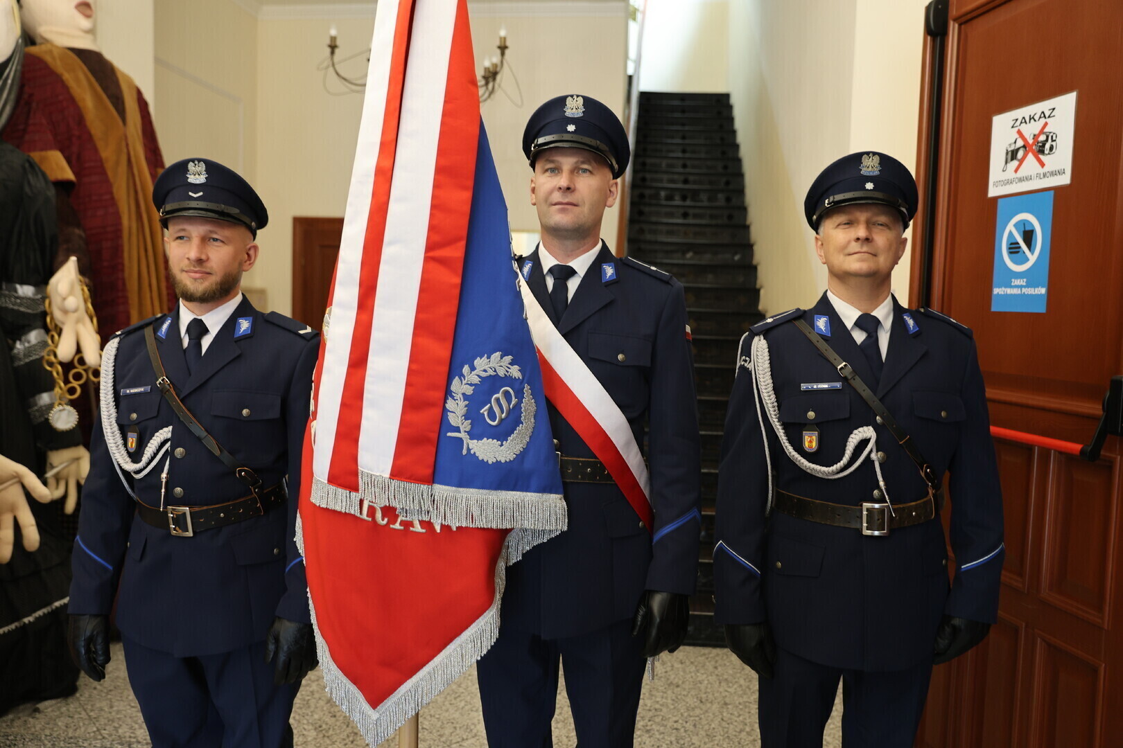 Piotrkowscy policjanci świętowali w Miejskim Ośrodku Kultury. Wręczono awanse i odznaczenia
