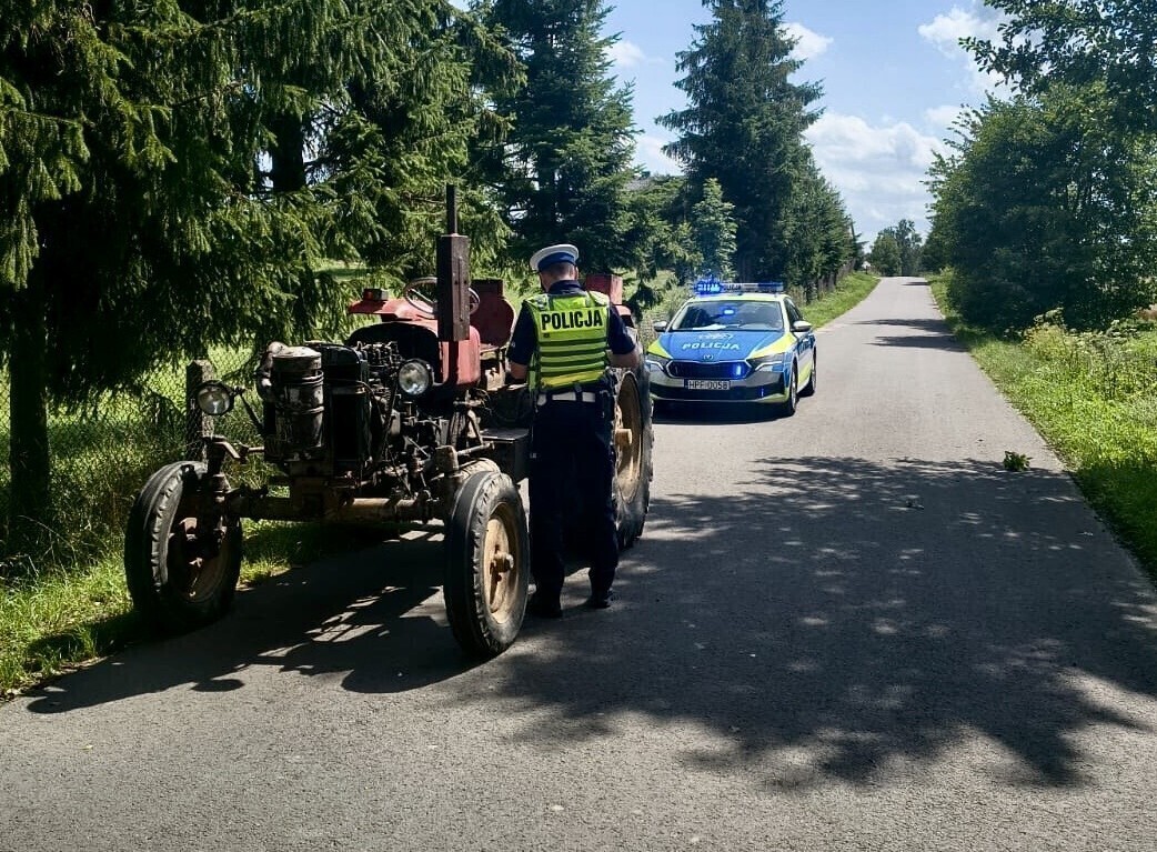 Uciekał przed policją... ciągnikiem rolniczym. Był mocno pijany bez prawa jazdy a traktor nie był zarejestrowany