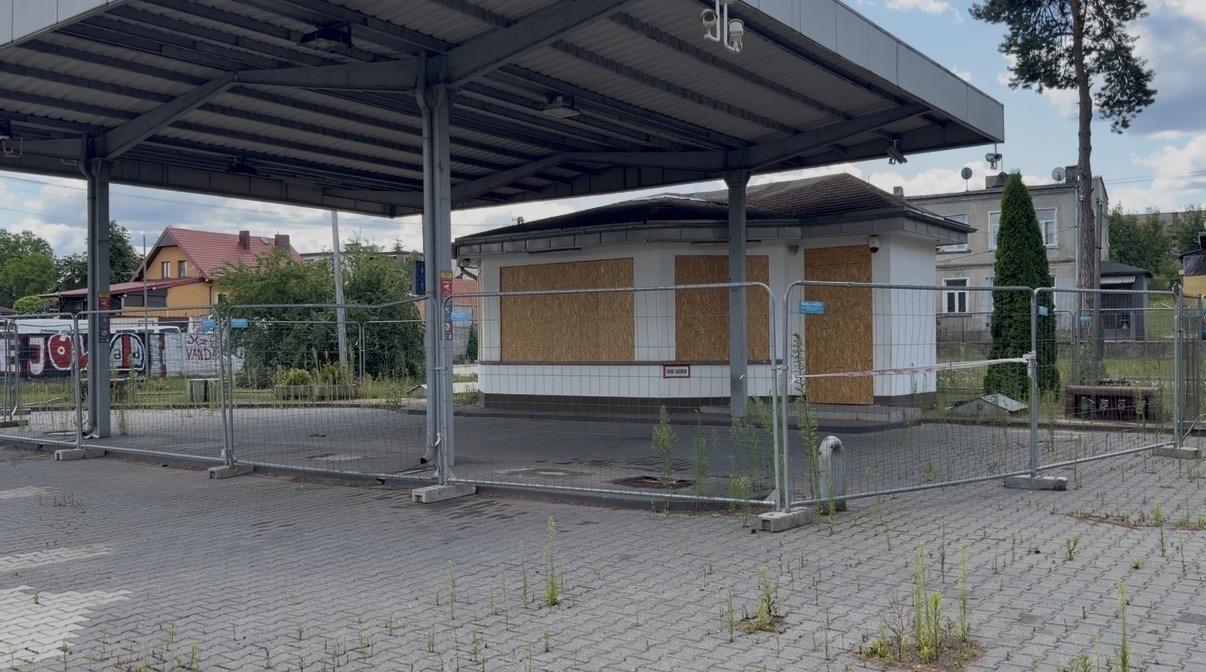 Dlaczego w Sulejowie wciąż nie powstała nowa stacja paliw? Odwołania mieszkańców trafiły do wojewody, a kierowcy od miesięcy muszą tankować poza miastem