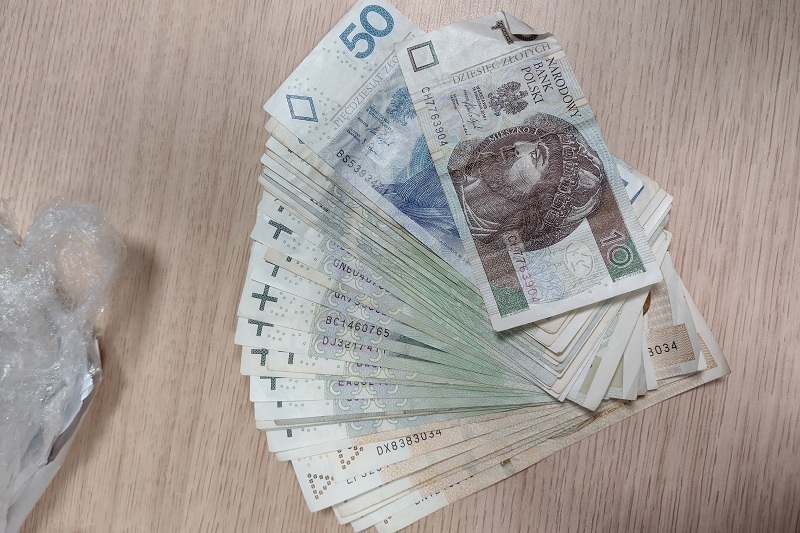KAS przejęła przesyłki zawierające ponad 15 kg narkotyków leki nielegalne wyroby akcyzowe i gotówkę