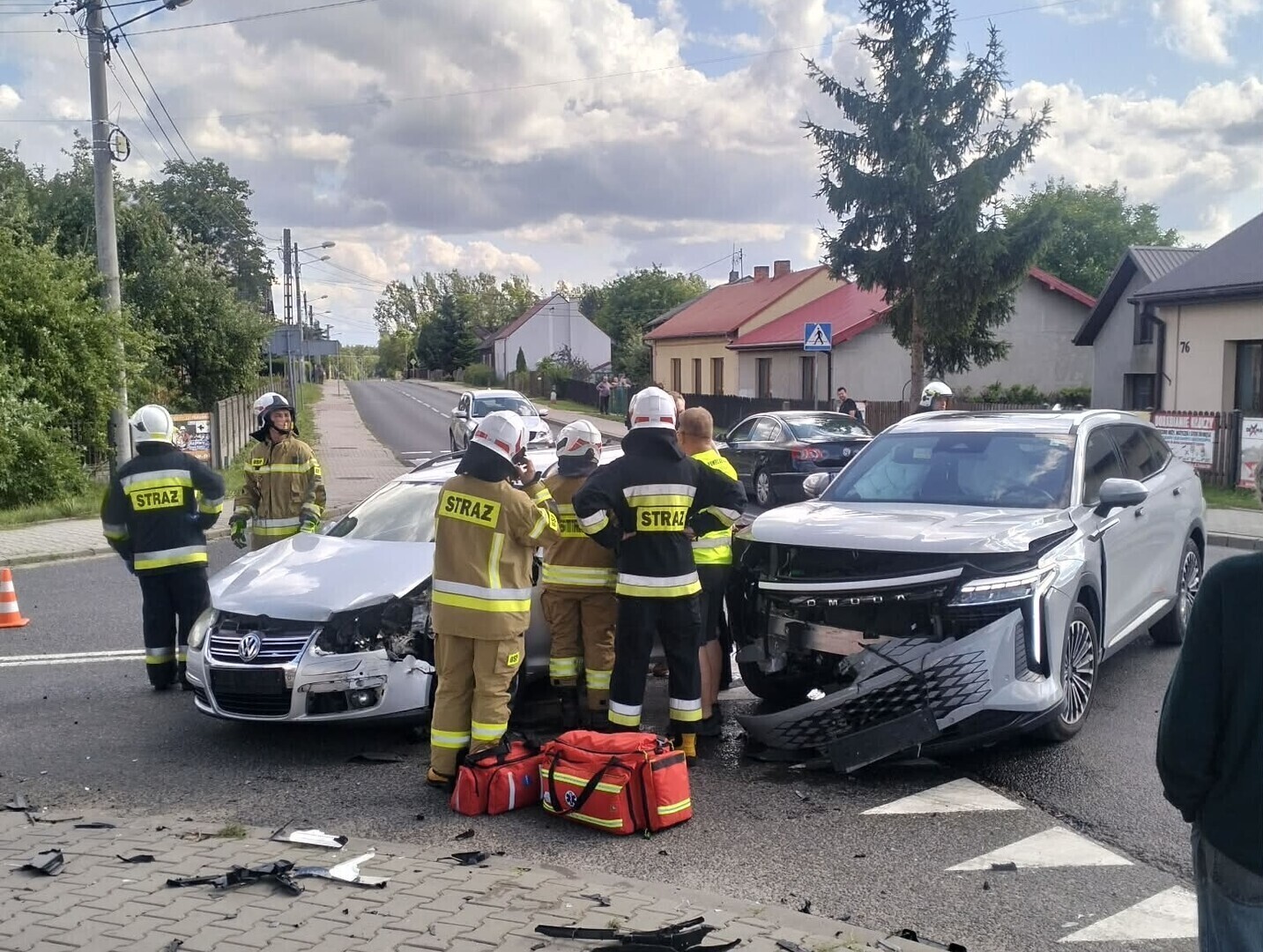 Groźne zderzenie dwóch aut w Łęcznie. Jedna osoba ranna są utrudnienia