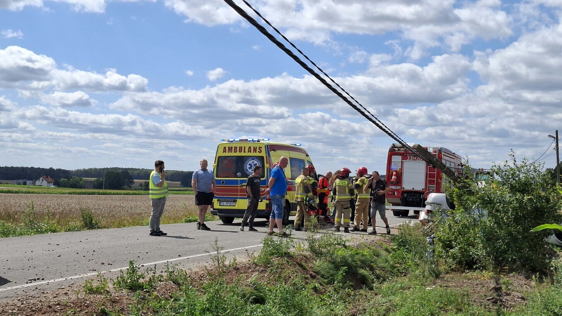 Groźny wypadek w Lutosławicach Rządowych. Renault z przyczepką uderzyło w słup i dachowało lądował LPR