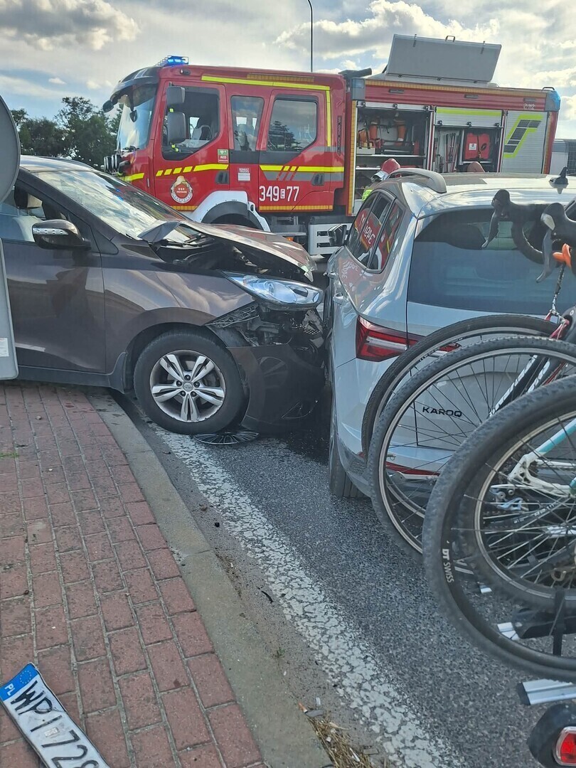 Groźny wypadek na drodze Piotrków Sulejów. Zderzyły się trzy samochody ranne roczne dziecko i sześciolatek. Podróżowało nimi 9 osób. Są duże utrudnienia na DK12