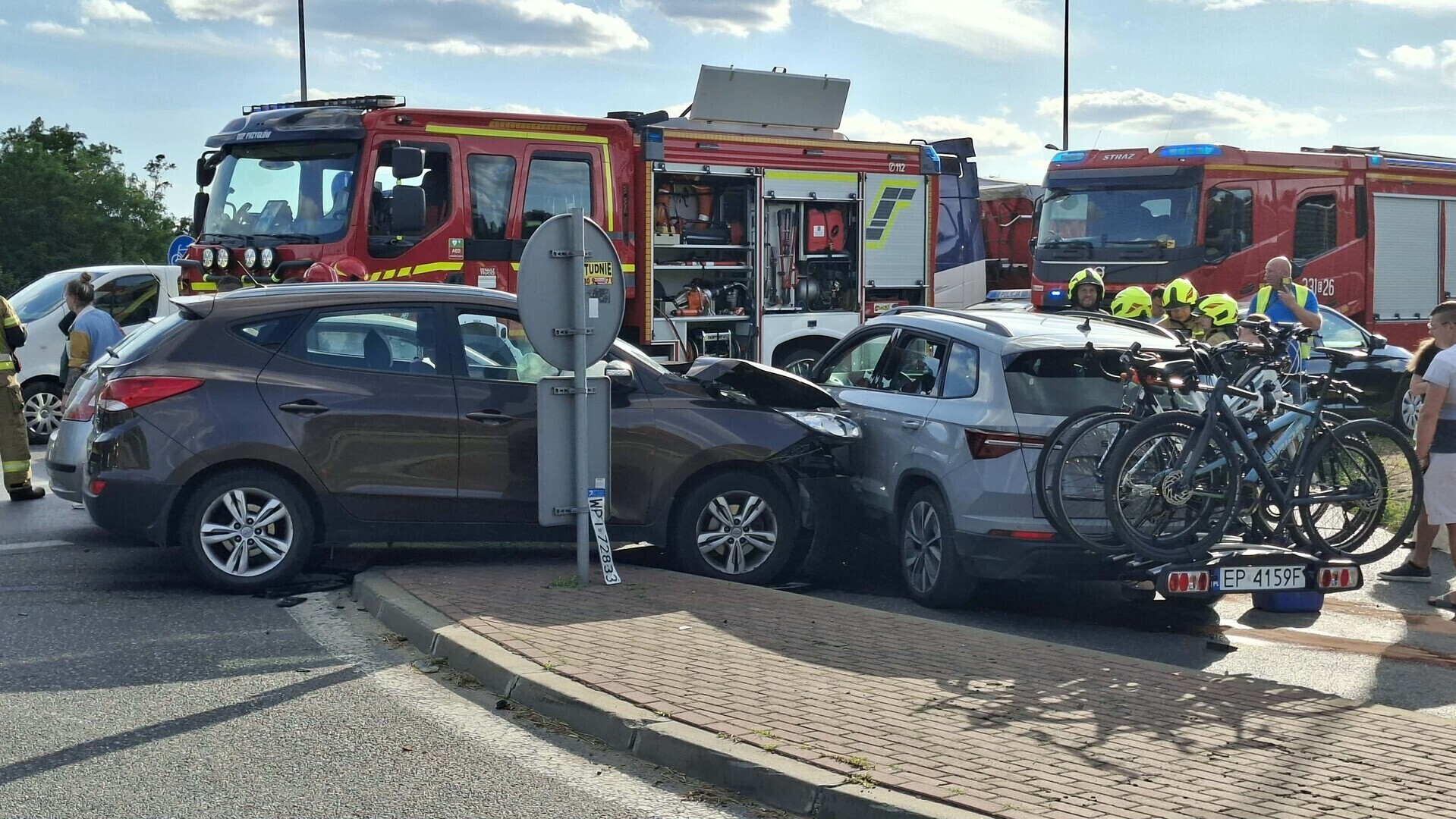 Groźny wypadek na drodze Piotrków – Sulejów. Zderzyły się trzy samochody, ranne roczne dziecko i sześciolatek. Podróżowało nimi 9 osób. Są duże utrudnienia na DK12