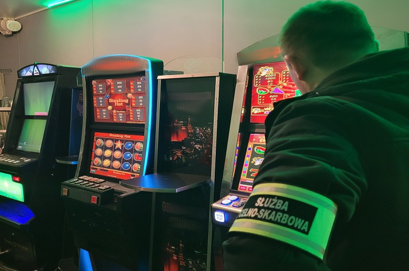 Nielegalny hazard zlikwidowany w Piotrkowie. KAS zabezpieczyła automaty i gotówkę
