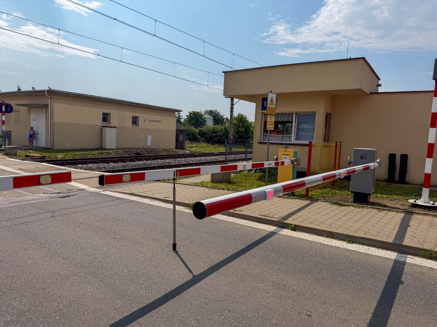 Modernizacja przejazdu kolejowego w Moszczenicy zakończona. Zmienił kategorię z A na B kierowcy będą czekać krócej i będzie bezpieczniej. PKP PLK z akcją Bezpieczny Piątek