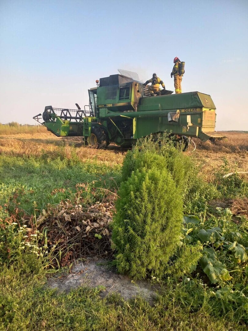 Kombajn stanął w ogniu podczas żniw. Strażacy interweniowali dwukrotnie