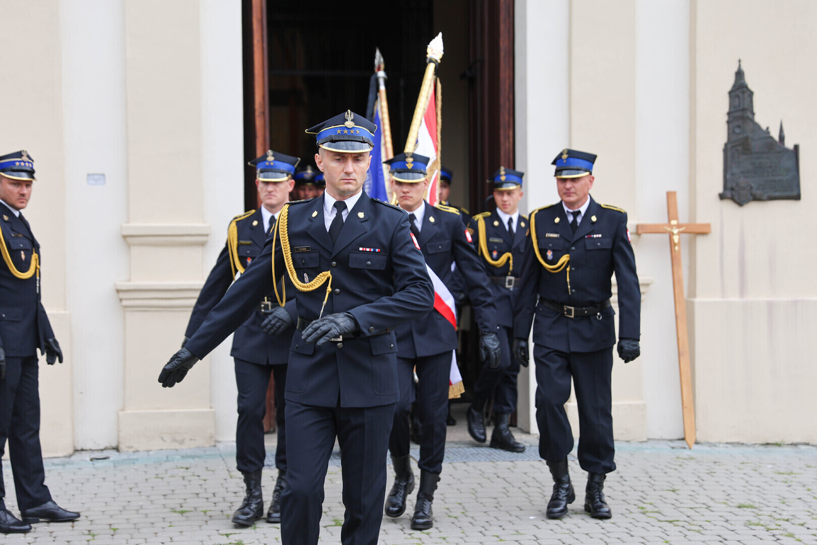 Pogrzeb Kamila Włóki w kościele parafialnym w Rozprzy. Rodzina przyjaciele strażacy i mieszkańcy pożegnali 33-letniego strażaka z Piotrkowa