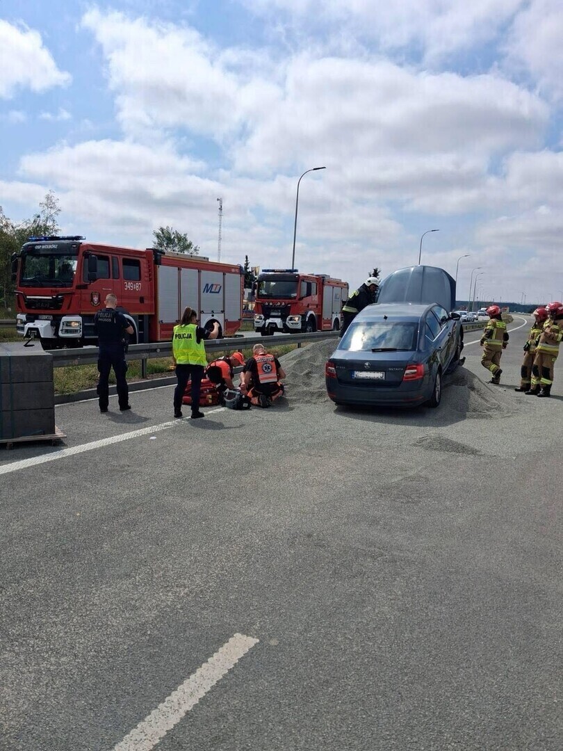 Skoda zawisła na hałdzie żwiru na remontowanej S8. 60-latek trafił do szpitala