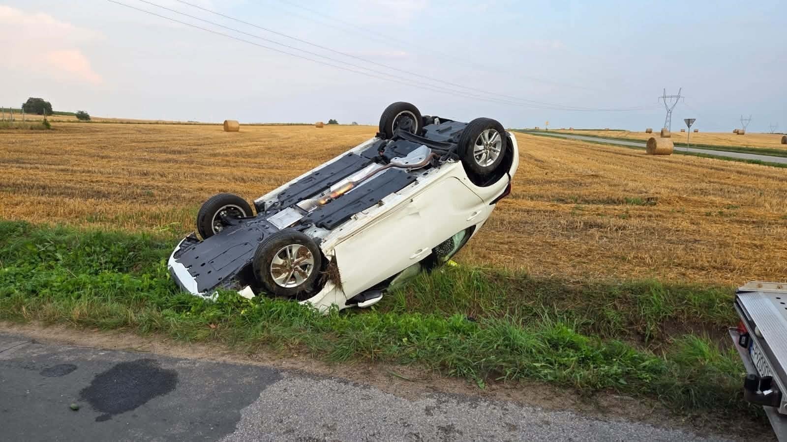 Helikopter Lotniczego Pogotowia Ratunkowego musiał lądować w Rękoraju z powodu dachowania Toyoty