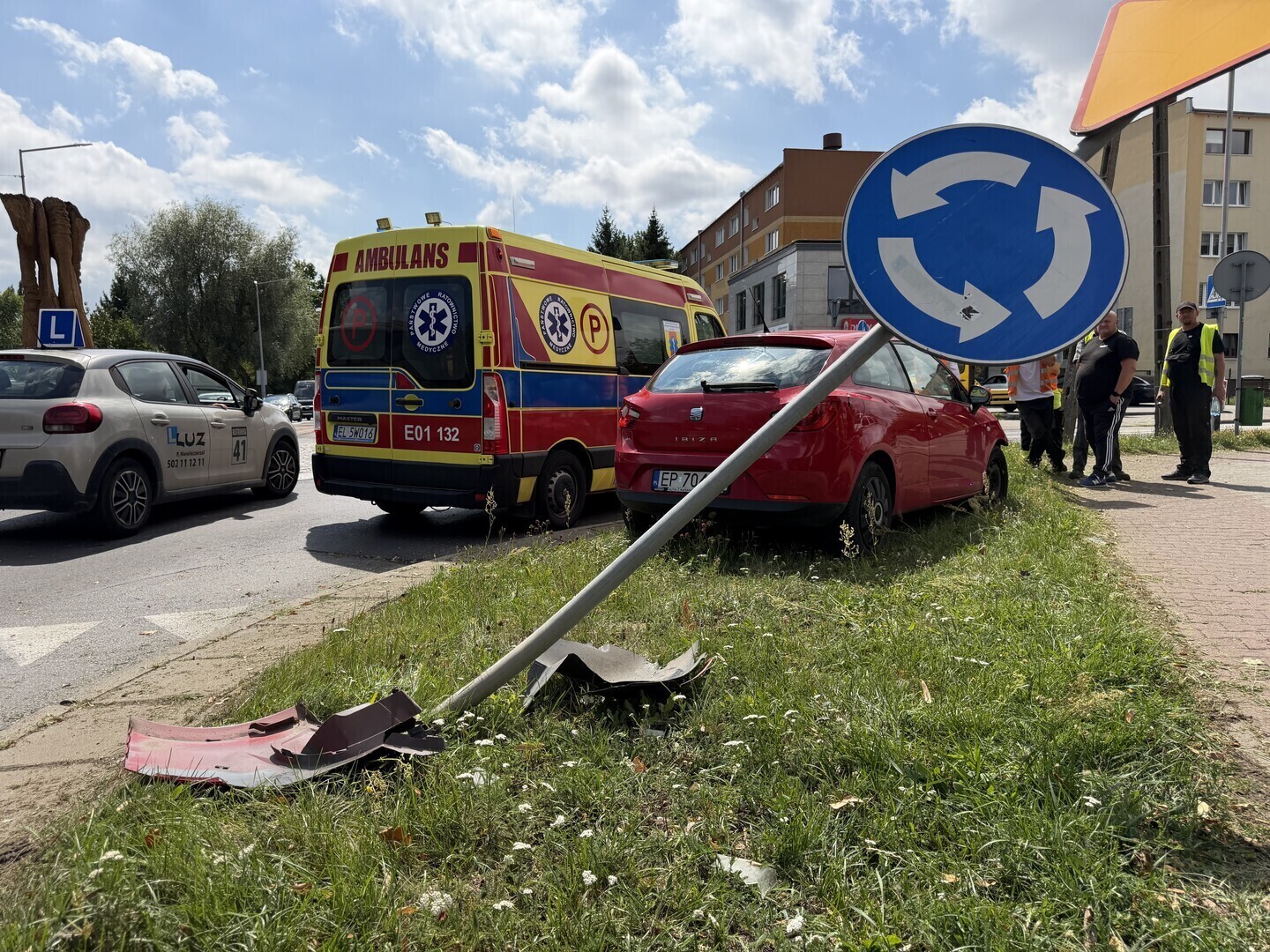 Potrąciła mężczyznę koszącego trawę. Auto wypadło z drogi na rondzie