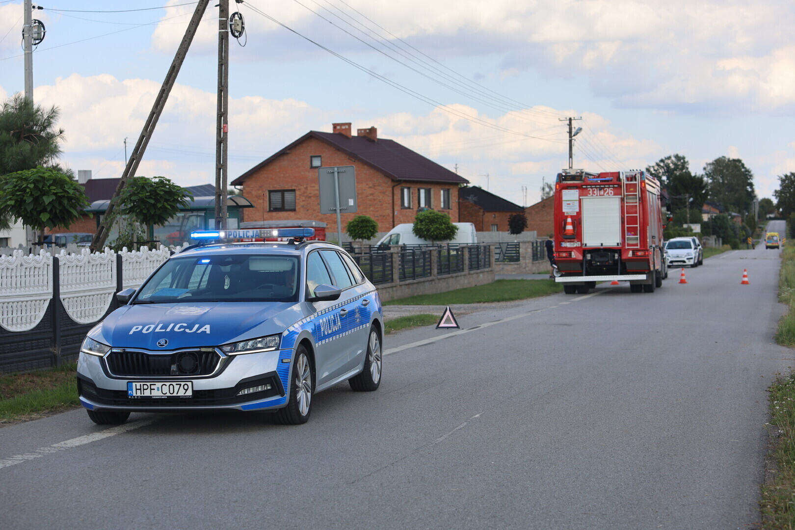 41-latek i 6-letnia dziewczynka ranni w wypadku w Papieżach. Motocyklista trafił do szpitala śmigłowcem LPR