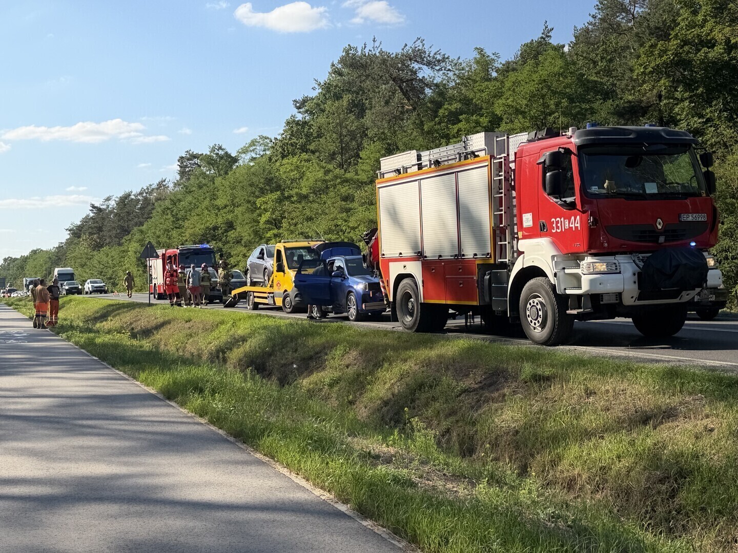 Zderzenie dwóch Volkswagenów na DK12. Jedna osoba trafiła do szpitala