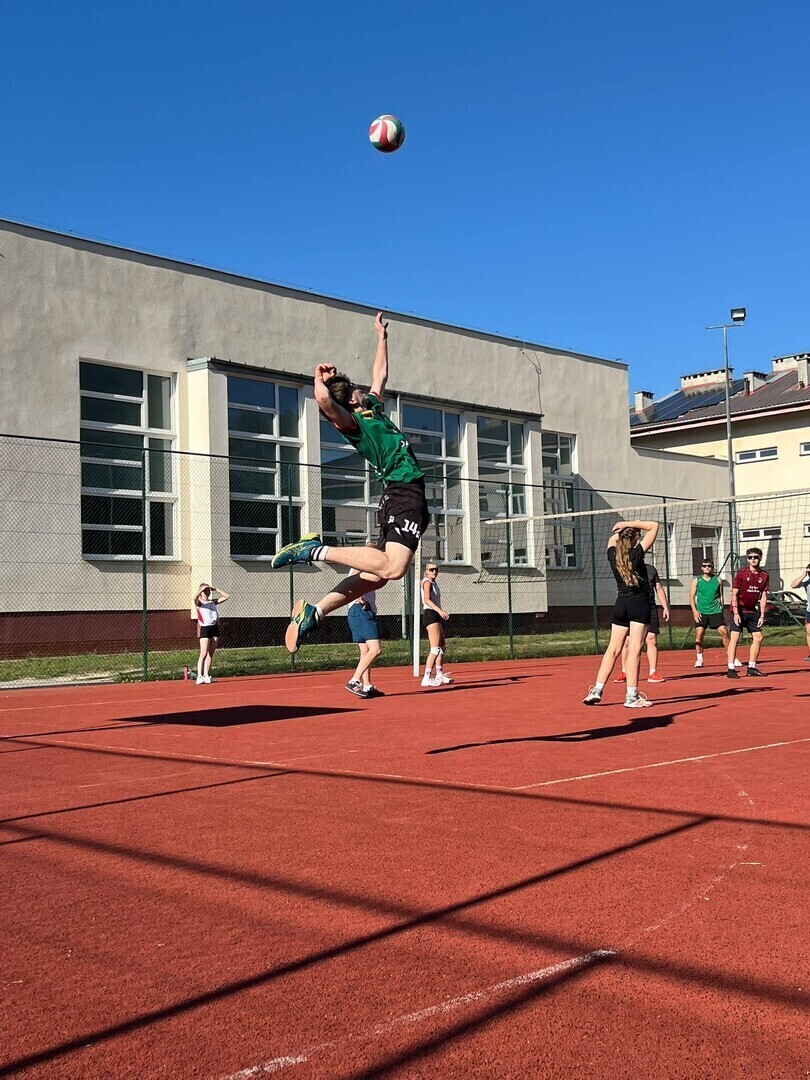 W Dąbrowie nad Czarną rozegrano turniej siatkówki o Puchar Wójta Gminy Aleksandrów. Do sportowej rywalizacji przystąpiło sześć drużyn reprezentujących sołectwa. Najlepsza okazała się ekipa z Wólki Skotnickiej.