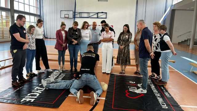 Jak zachować się w sytuacji zagrożenia życia i skutecznie udzielić pierwszej pomocy Tego podczas praktycznego szkolenia uczyli się pracownicy Urzędu Gminy Aleksandrów oraz gminnych jednostek organizacyjnych.