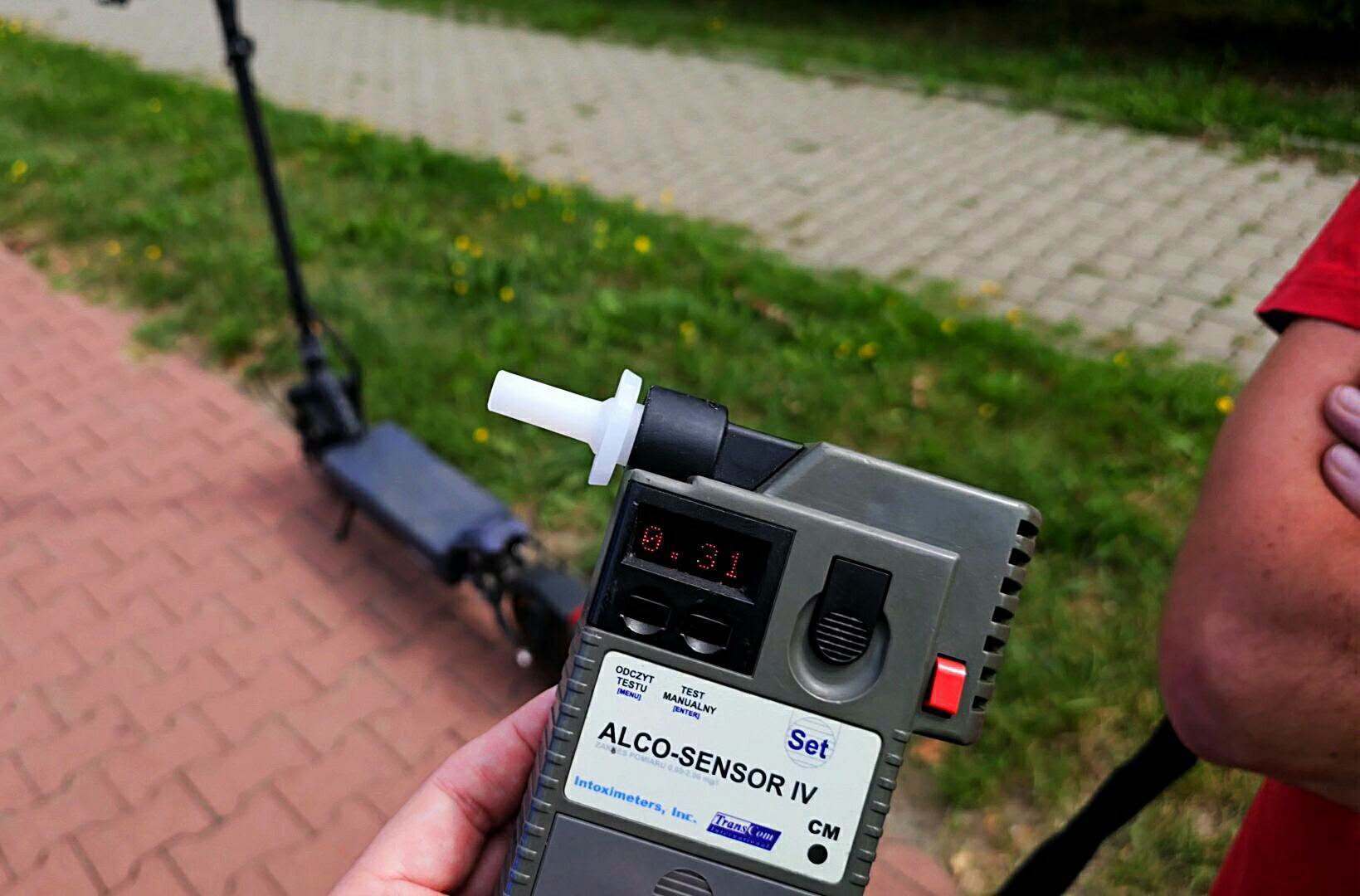 Jechał hulajnogą elektryczną po alkoholu. Dostał 2500 zł mandatu