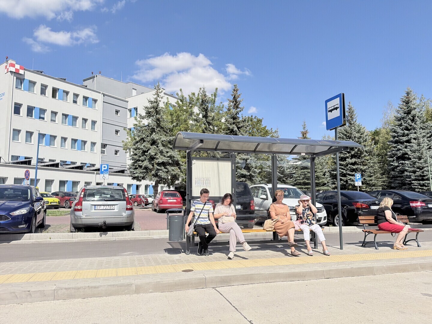 Za mała wiata przy przychodni Adam Bak wyjaśnia dlaczego nie mogła być większa
