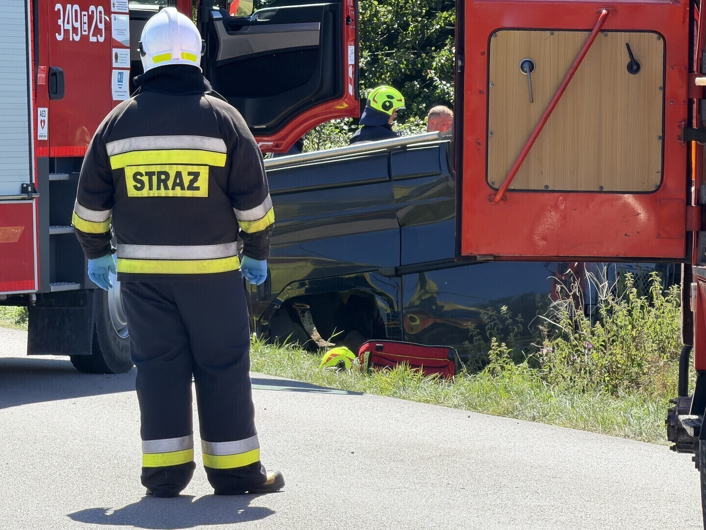 Bus wypadł z drogi i dachował w Sieczce. Dwie osoby ciężko ranne na miejscu śmigłowiec LPR