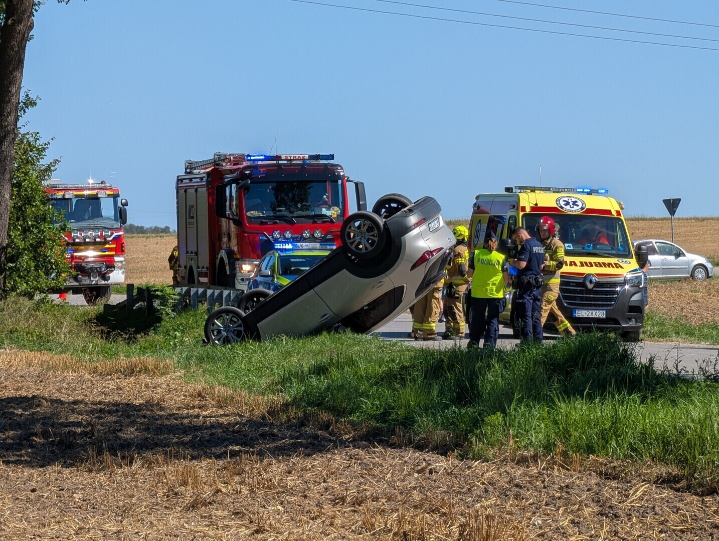 Auto dachowało w Gajkowicach. Na miejscu pracują służby